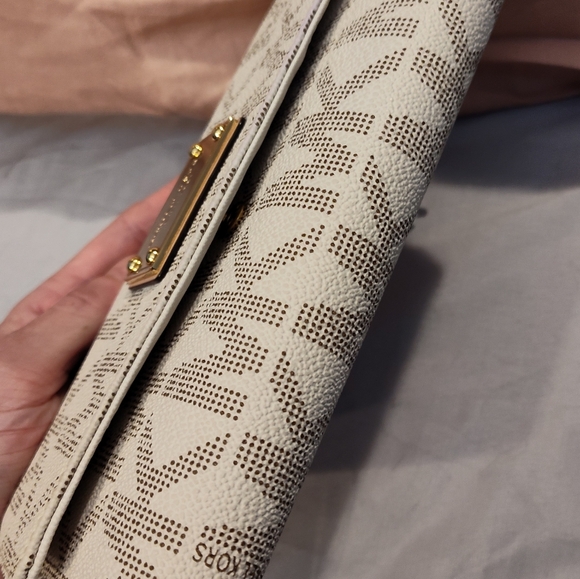 NWT! Michael Kors Checkbook Wallet - Picture 5 of 12